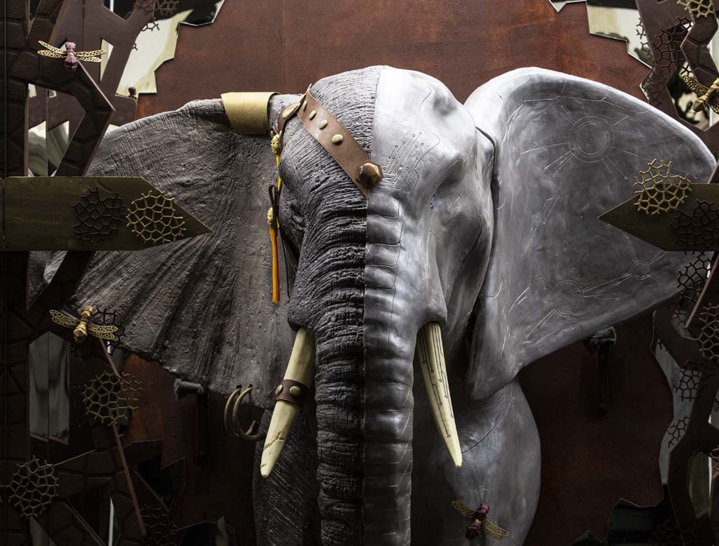 Imatge central de l'elefant de xocolata coronat a París