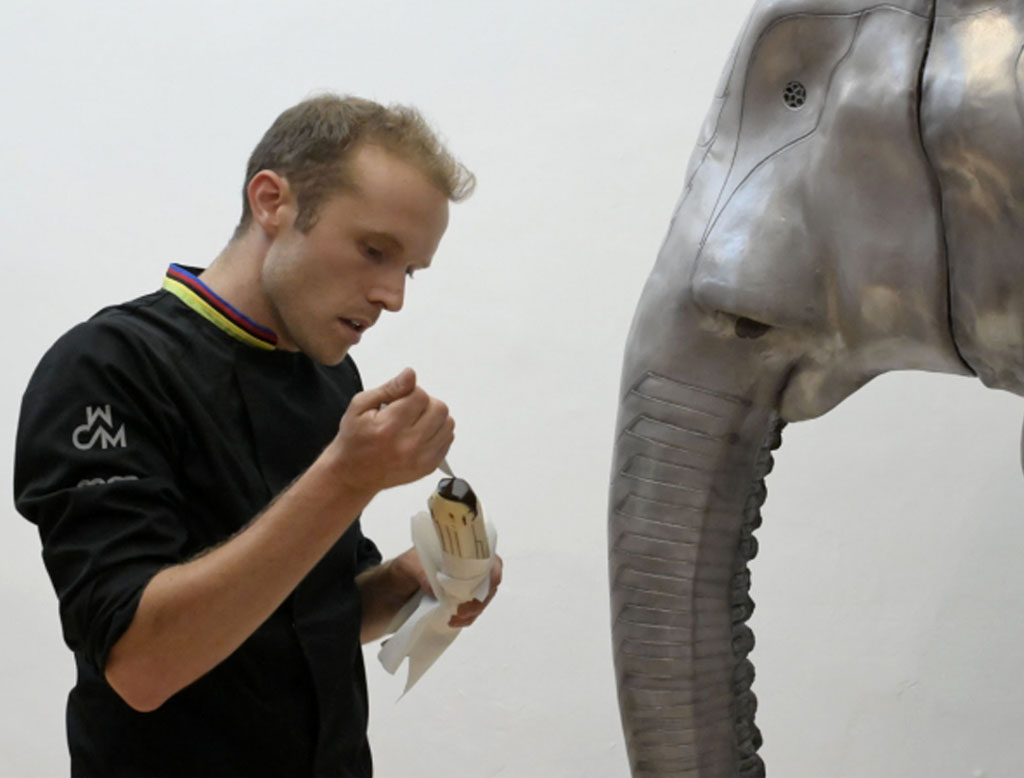 Lluc Crusellas acabant la peça de l'elefant exposada al Museu de la Xocolata