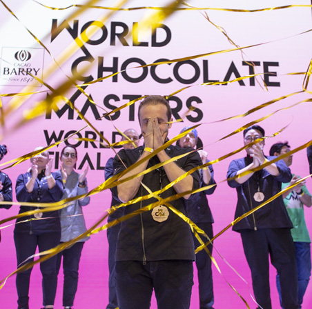 Lluc Crusellas alçant el premi del World Chocolate Masters