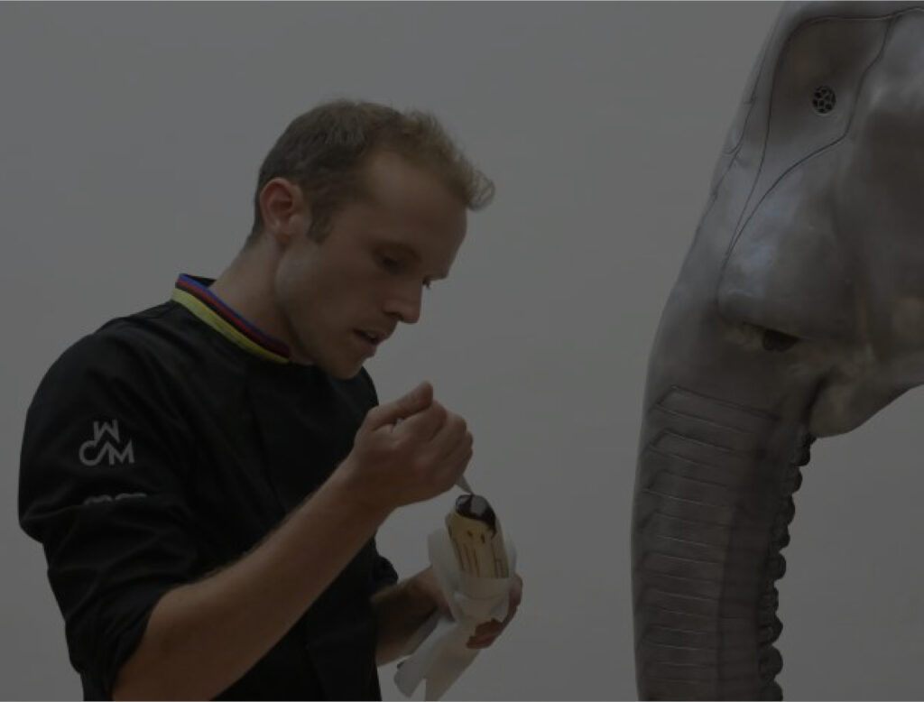 Imatge de Lluc Crusellas acabant l'elefant exposat al Museu de la Xocolata