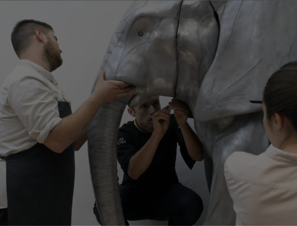 Lluc Crusellas acabant la peça de l'elefant de xocolata al Museu de la Xocolata de Barcelona