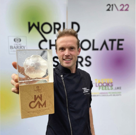 Lluc Crusellas amb el premi del World Chocolate Masters a la mà