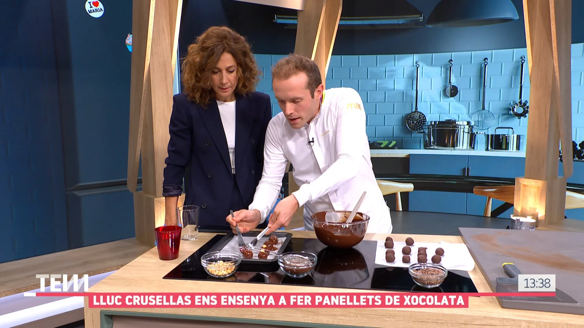 Lluc Crusellas ensenya a fer panellets de xocolata a la secció de pastisseria del Tot Es Mou a TV3