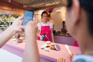 Moment d'elaboració d'un dels postres de xocolata a l'estand de Lluc Crusellas a La Santa Market